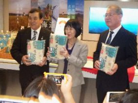 左：ホクレン会長 佐藤俊彰氏、中央：北海道知事 高橋はるみ氏、右：当社専務 三澤正博