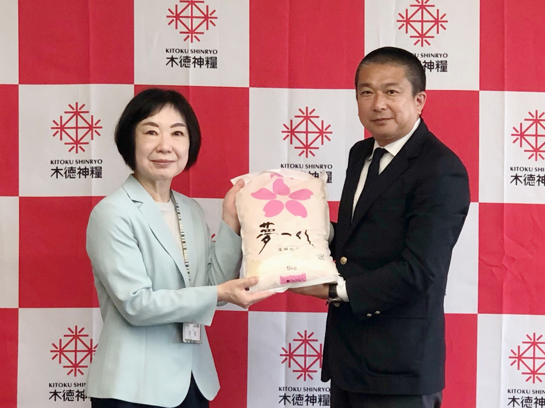 （左：北九州市 大庭千賀子副市長、右：当社執行役員九州支店長 鈴木敬夫）
