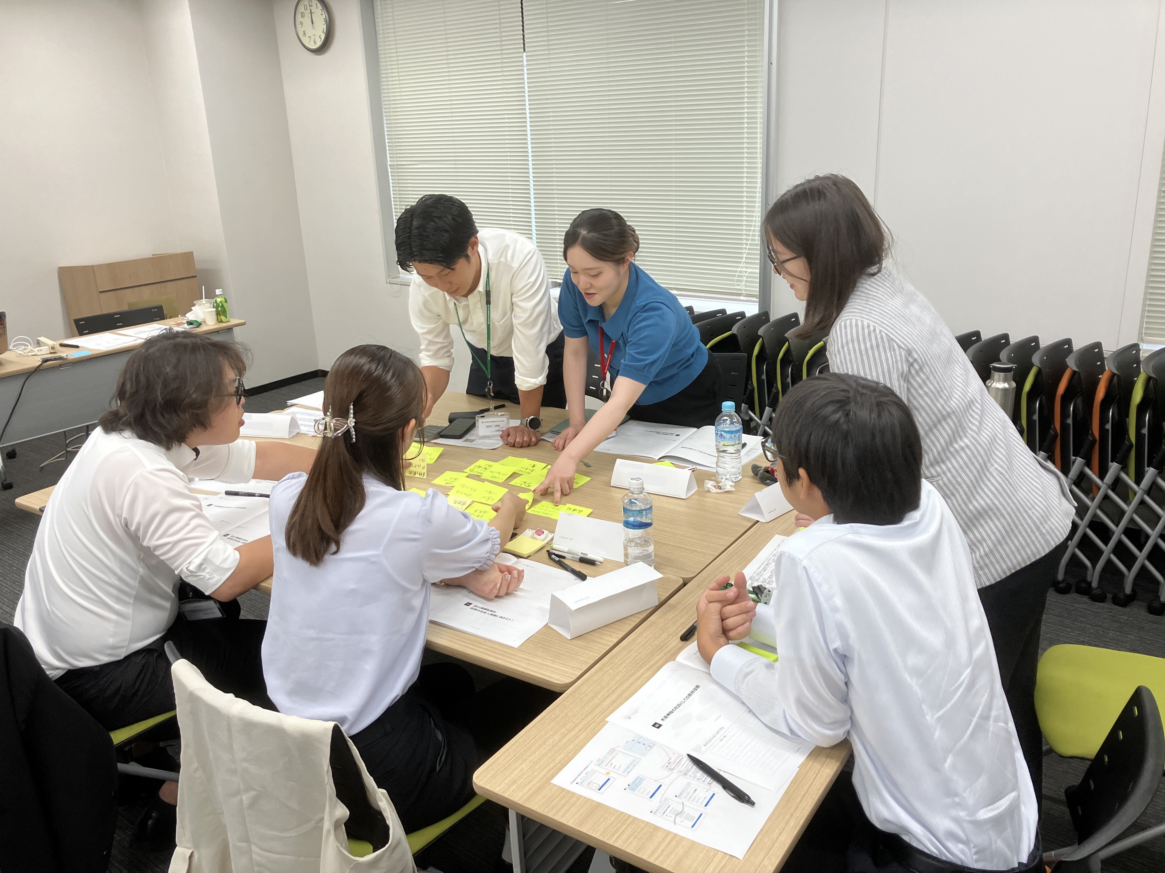 ＯＪＴスタートアップ研修で、付箋を使い活発に意見を出し合うグループワークの様子