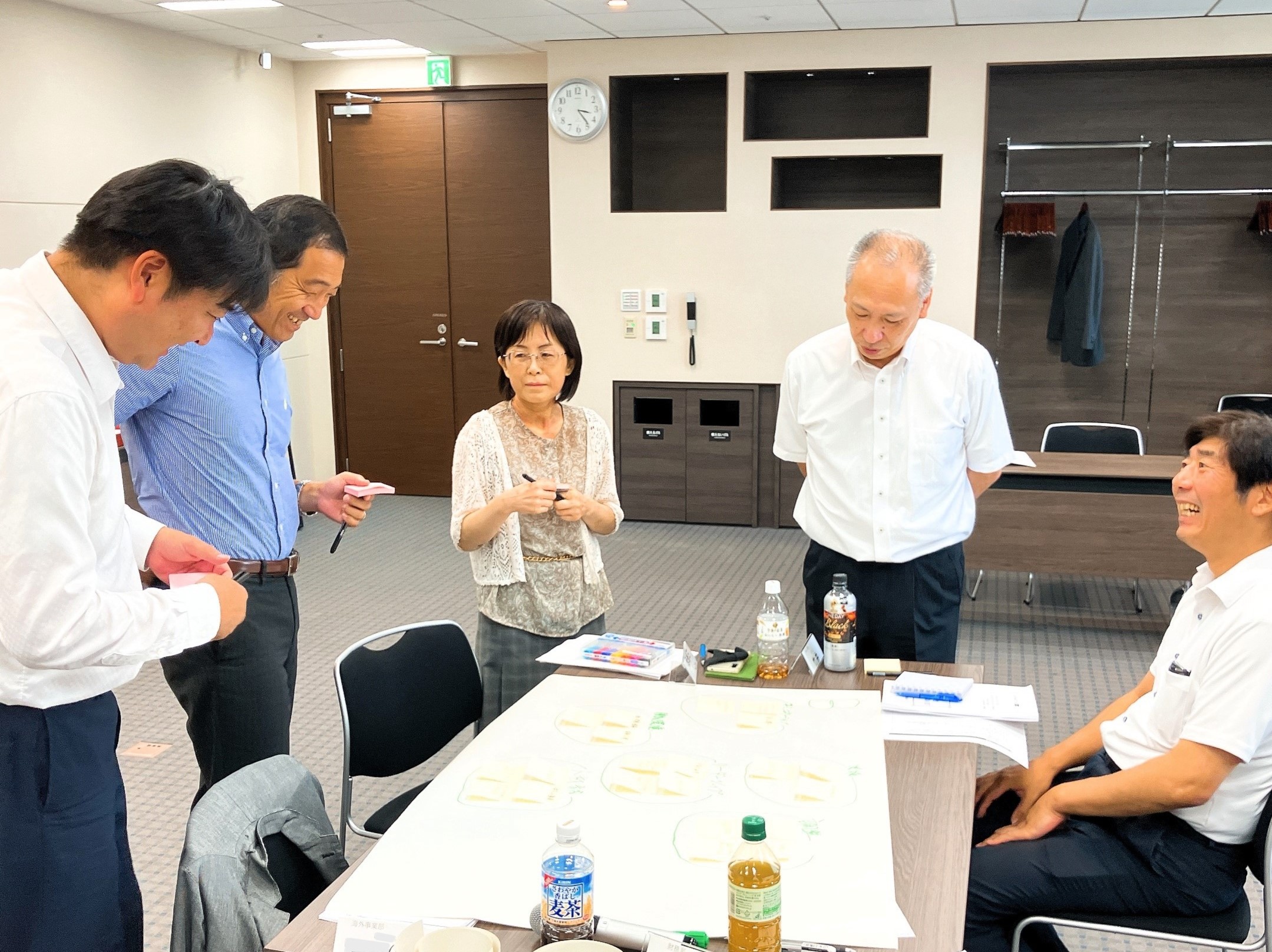 管理職研修で、参加者同士が対話を重ねながら課題について話し合っている様子